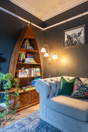TV, video games, books - Ness on the Lane • Hot Tub • 5 Super King Bedrooms (Inverness)