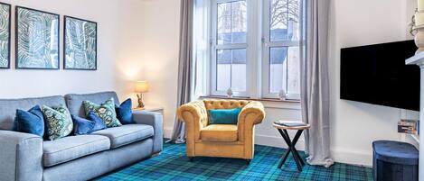 Tv, eldstad och böcker