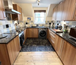 Kjøleskap, mikrobølgeovn, ovn og brødrister