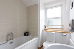 Douche, sèche-cheveux, serviettes fournies