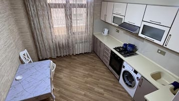 Refrigerador con freezer, microondas, horno, placa de cocina