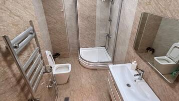 Apartment, Stadtblick | Badezimmer | Haartrockner, Handtücher, Seife, Toilettenpapier