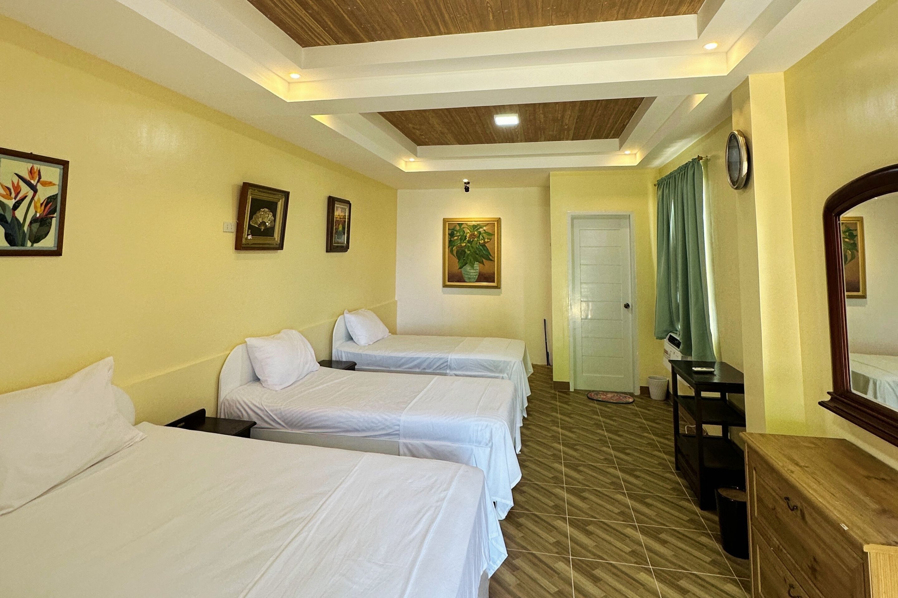 Barkada Room | 办公桌、床单