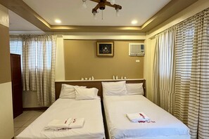 Kamar Deluks | Meja kerja dan seprai linen
