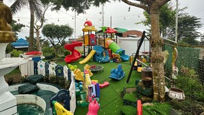 Ein Spielplatz mit verschiedenen Spielgeräten und Spielstrukturen.