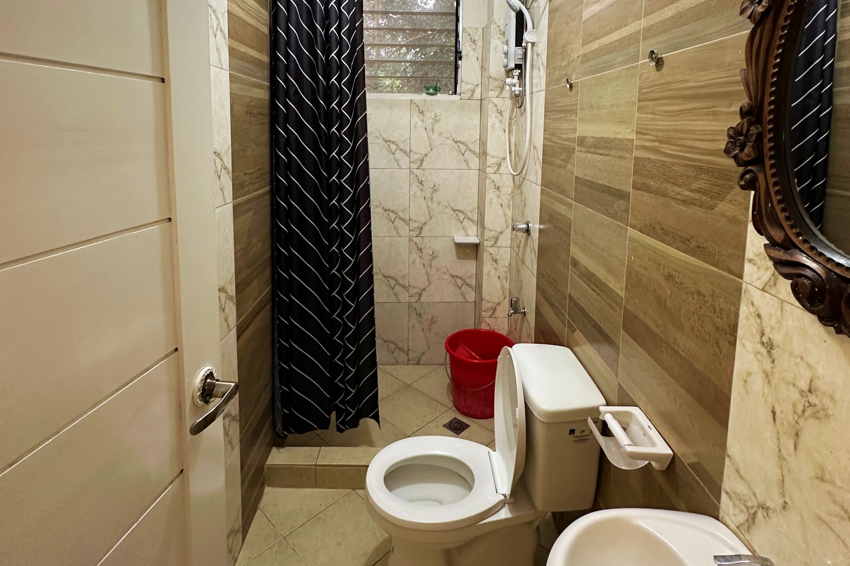 Deluxe Room | Bathroom | Shower, rainfall showerhead, free toiletries, shampoo