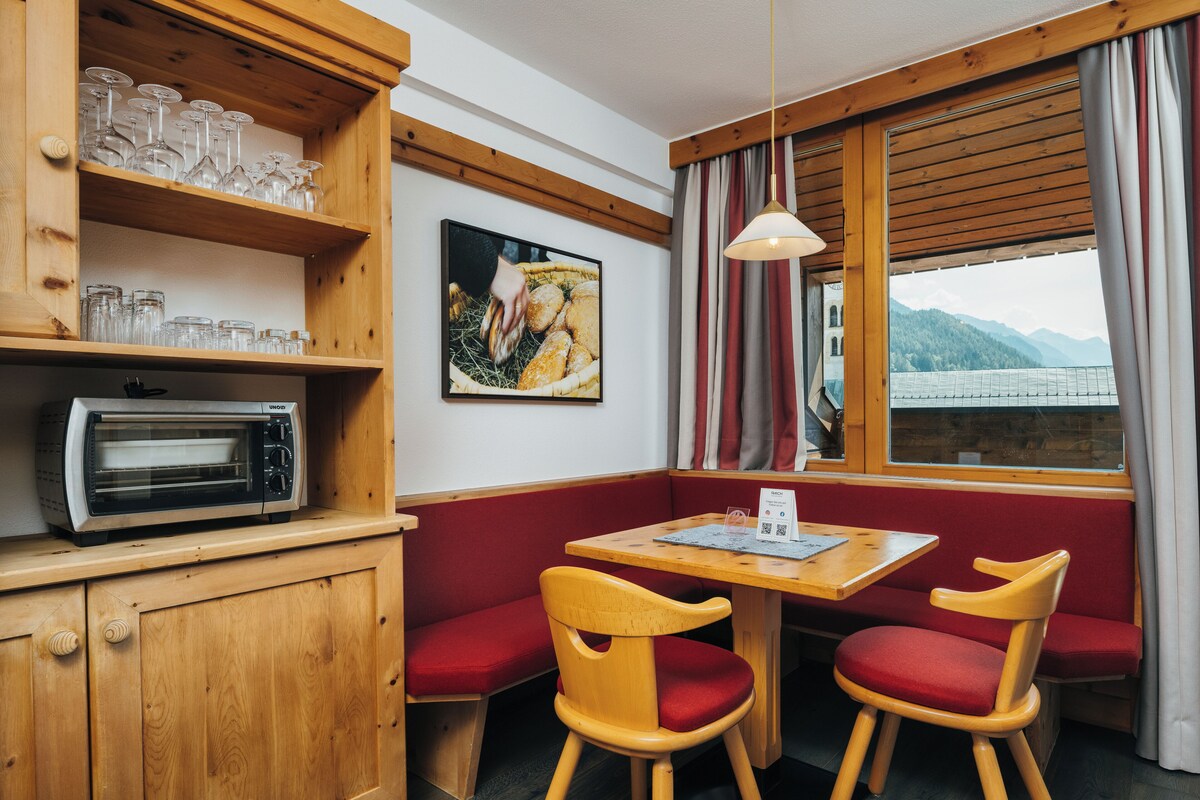 Apartamento clásico, balcón, vistas a la montaña | Zona de estar | Una televisión
