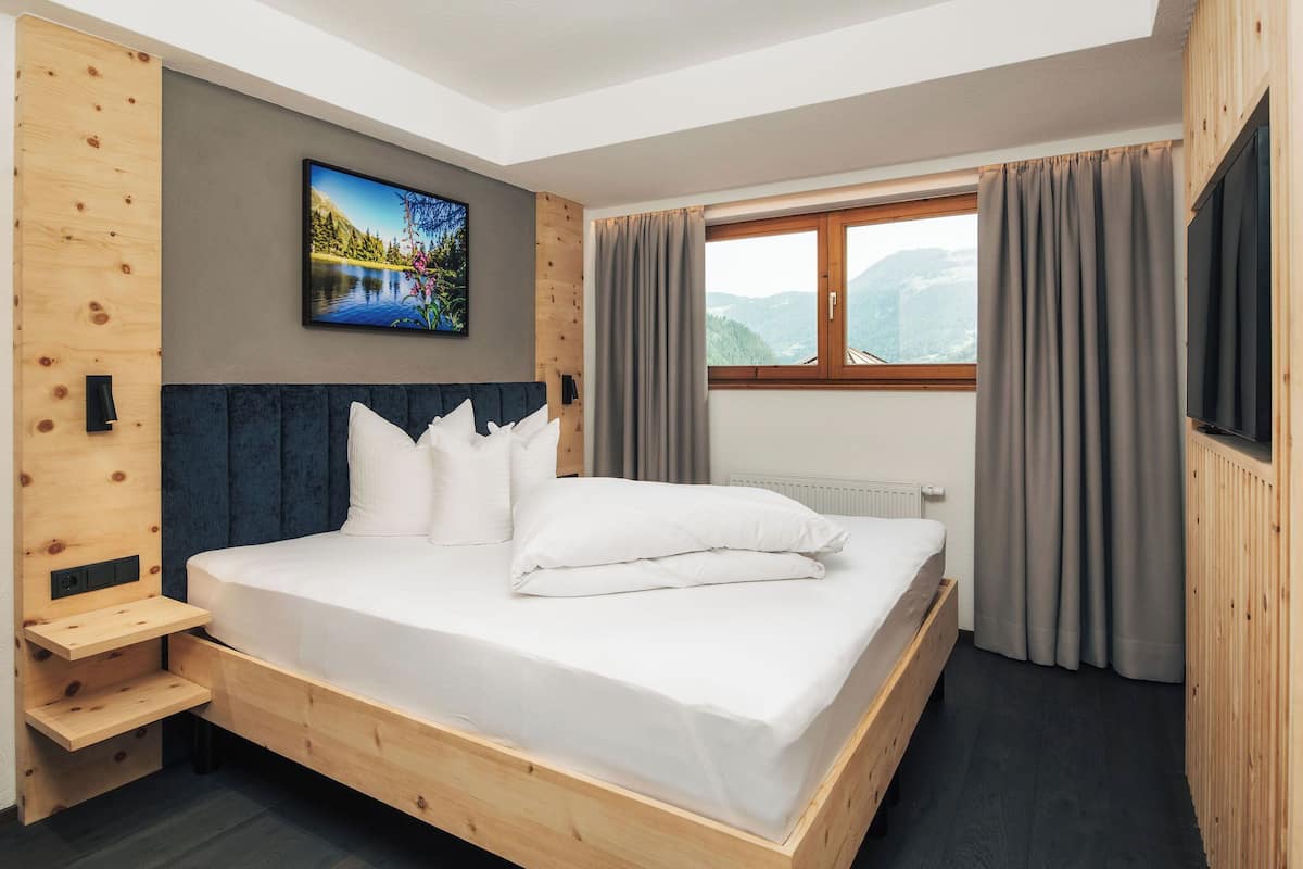 Suite Superior, balcone, vista montagna | 1 camera, una cassaforte in camera, Wi-Fi gratuito