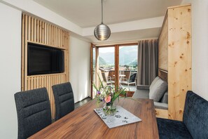 Deluxe-Suite, Balkon, Bergblick | Essbereich im Zimmer