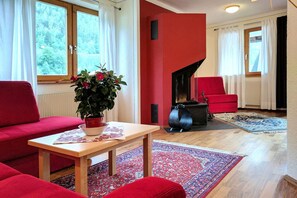 Familienapartment, Bergblick | Essbereich im Zimmer