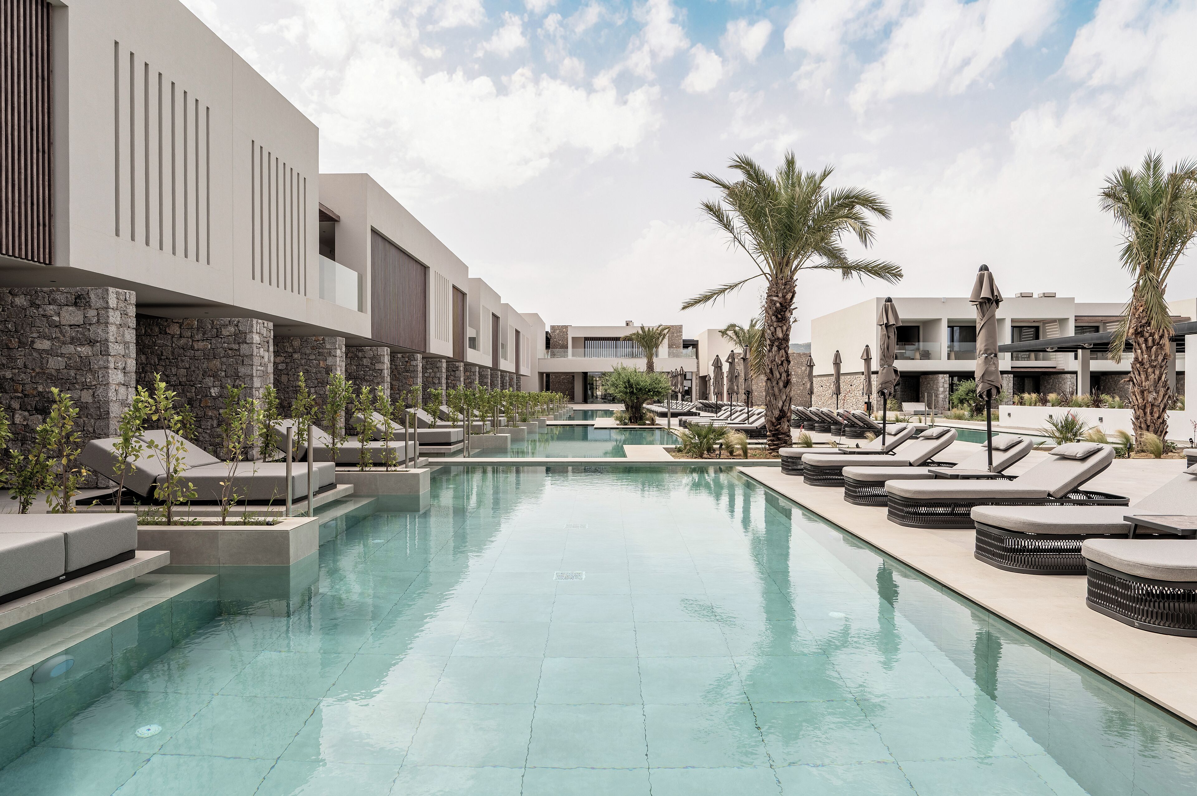 Una piscina al aire libre de temporada, sombrillas