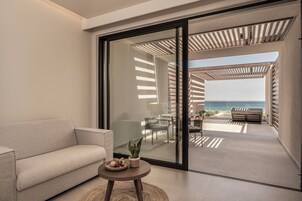 Deluxe Suite, Private Pool, Balcony | 起居区 | 电视