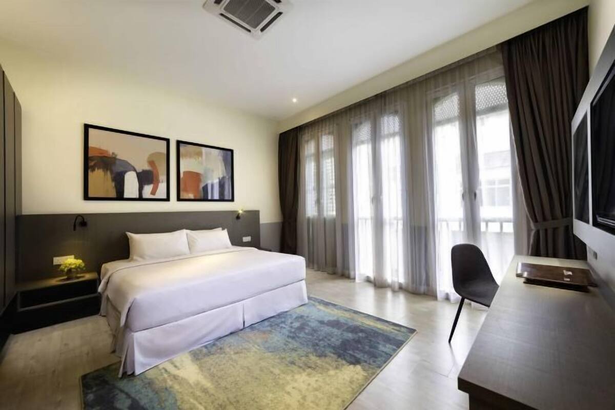 2 bedrooms, in-room safe, individually decorated, desk