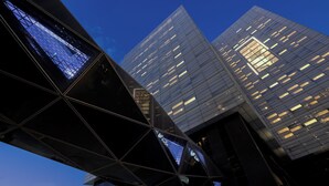 Un edificio moderno con fachada de vidrio y diseño geométrico.