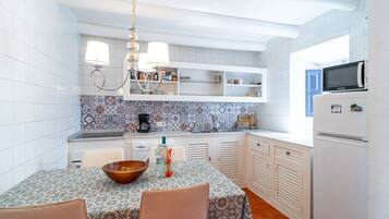 Een koelkast, een magnetron, een oven, een koffiezetapparaat/waterkoker