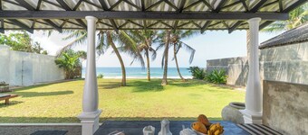 Paradisiac front beach villa