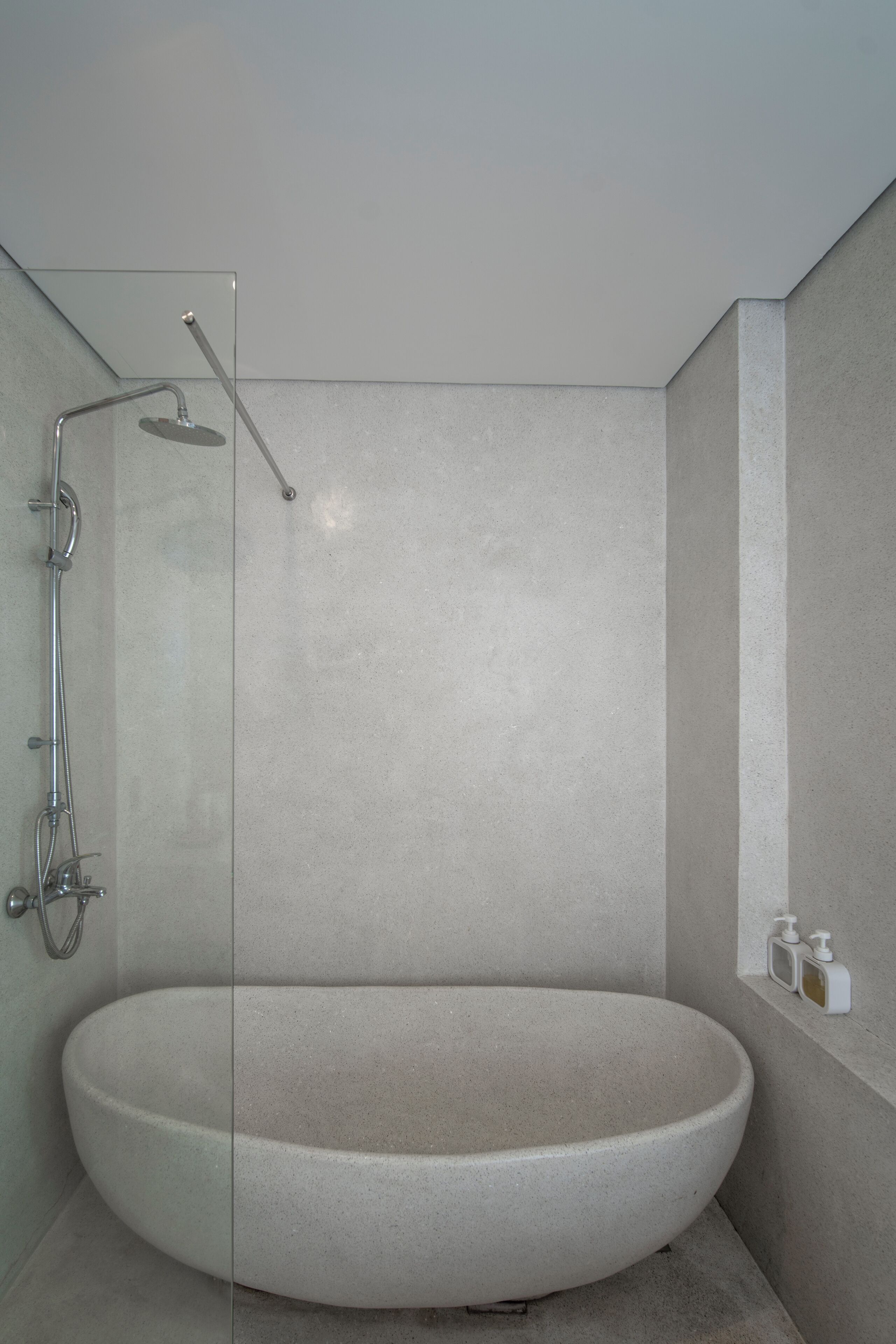 Une salle de bain moderne avec une baignoire sur pieds, une douche à parois de verre et un design minimaliste.