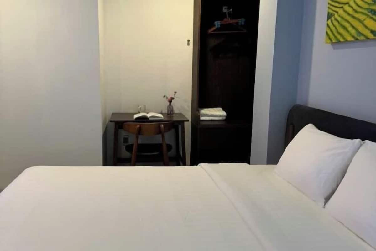 Free WiFi, bed sheets