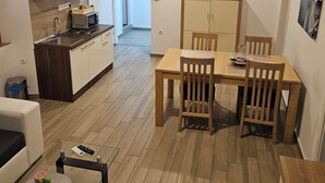 A modern apartment with a kitchen, dining area, and living room. - Apartment Jadran (Zadar)