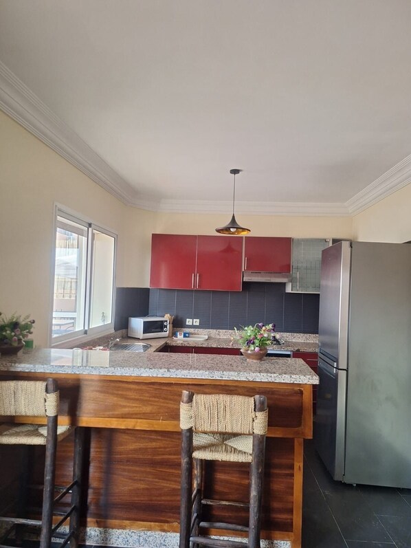 Fridge, oven, stovetop, coffee/tea maker