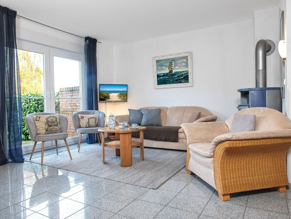 TV, lareira, livros, aparelho de som