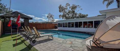 Utomhuspool och uppvärmd pool