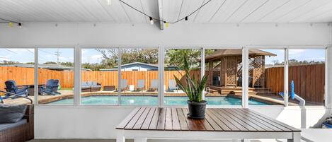 Alberca al aire libre y alberca climatizada