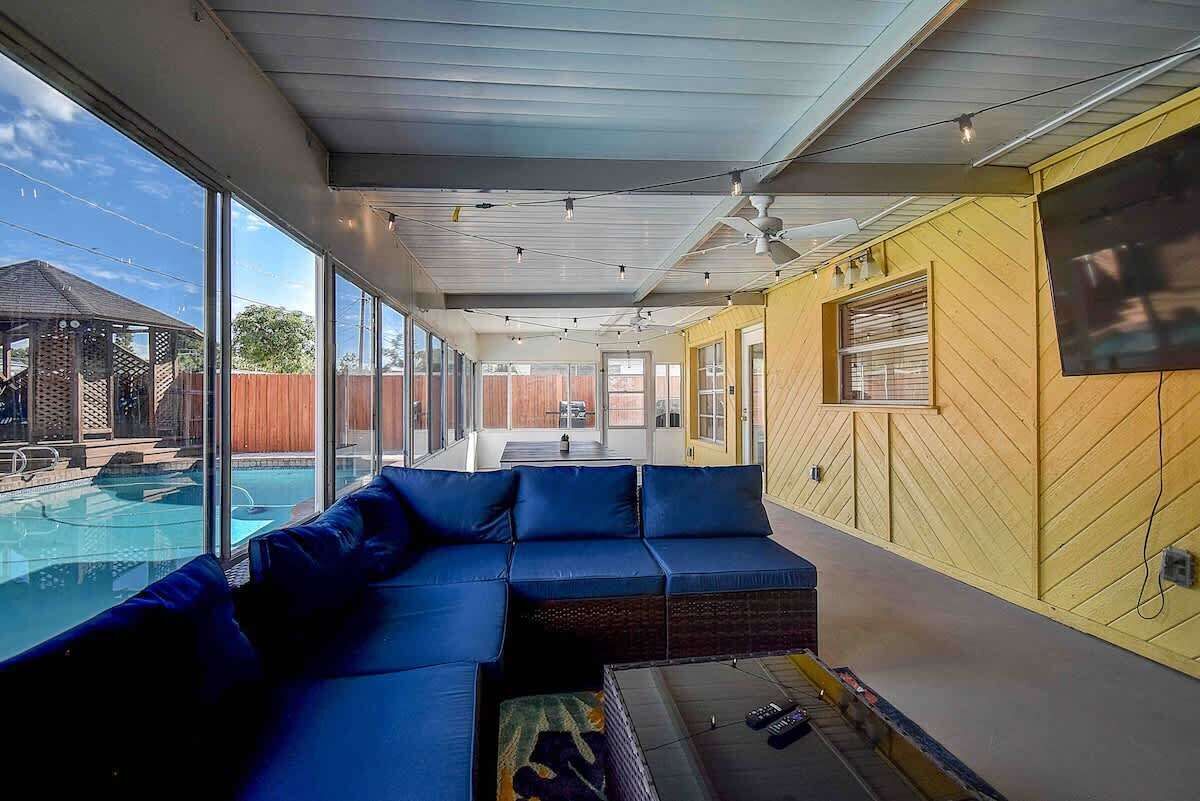 Utendørsbasseng og et oppvarmet basseng