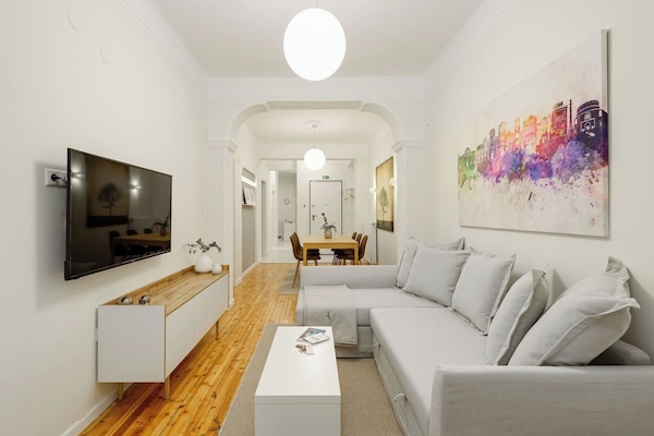 Apartamento Premium, 3 habitaciones, balcón, vistas al parque | Zona de estar | Televisión de 38 pulgadas con canales digitales