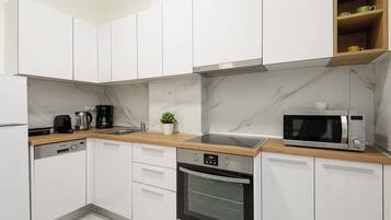 Apartamento premium, 3 quartos, sacada, vista para o parque | Cozinha privada | Micro-ondas, fogão, cooktop, máquina de café expresso