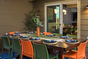 Outdoor dining - The Ultimate Hangout House (Denver)