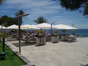 Outdoor dining - Charming Los Almendricos 3-Bedroom Apartment – Steps from the Mediterranean Sea (Orihuela)