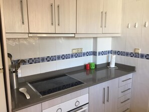 Fridge, microwave, oven, stovetop - Charming Los Almendricos 3-Bedroom Apartment – Steps from the Mediterranean Sea (Orihuela)
