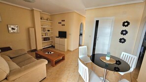 Smart TV, books - Charming Los Almendricos 3-Bedroom Apartment – Steps from the Mediterranean Sea (Orihuela)