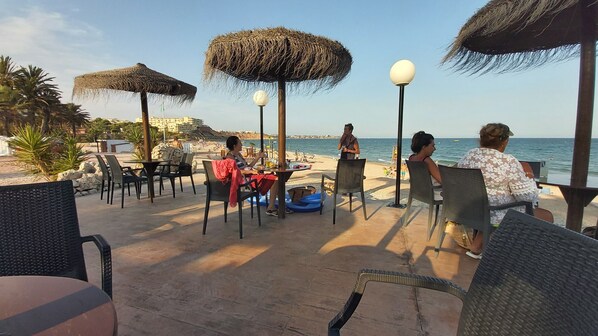 Outdoor dining - Charming Los Almendricos 3-Bedroom Apartment – Steps from the Mediterranean Sea (Orihuela)