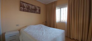 3 chambres, fer et planche à repasser, Wi-Fi gratuit, draps fournis