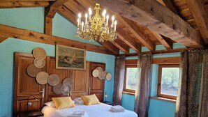 Room - Luxury villa with heated swimming pool and games room, nestled in the mountains (Navafría)