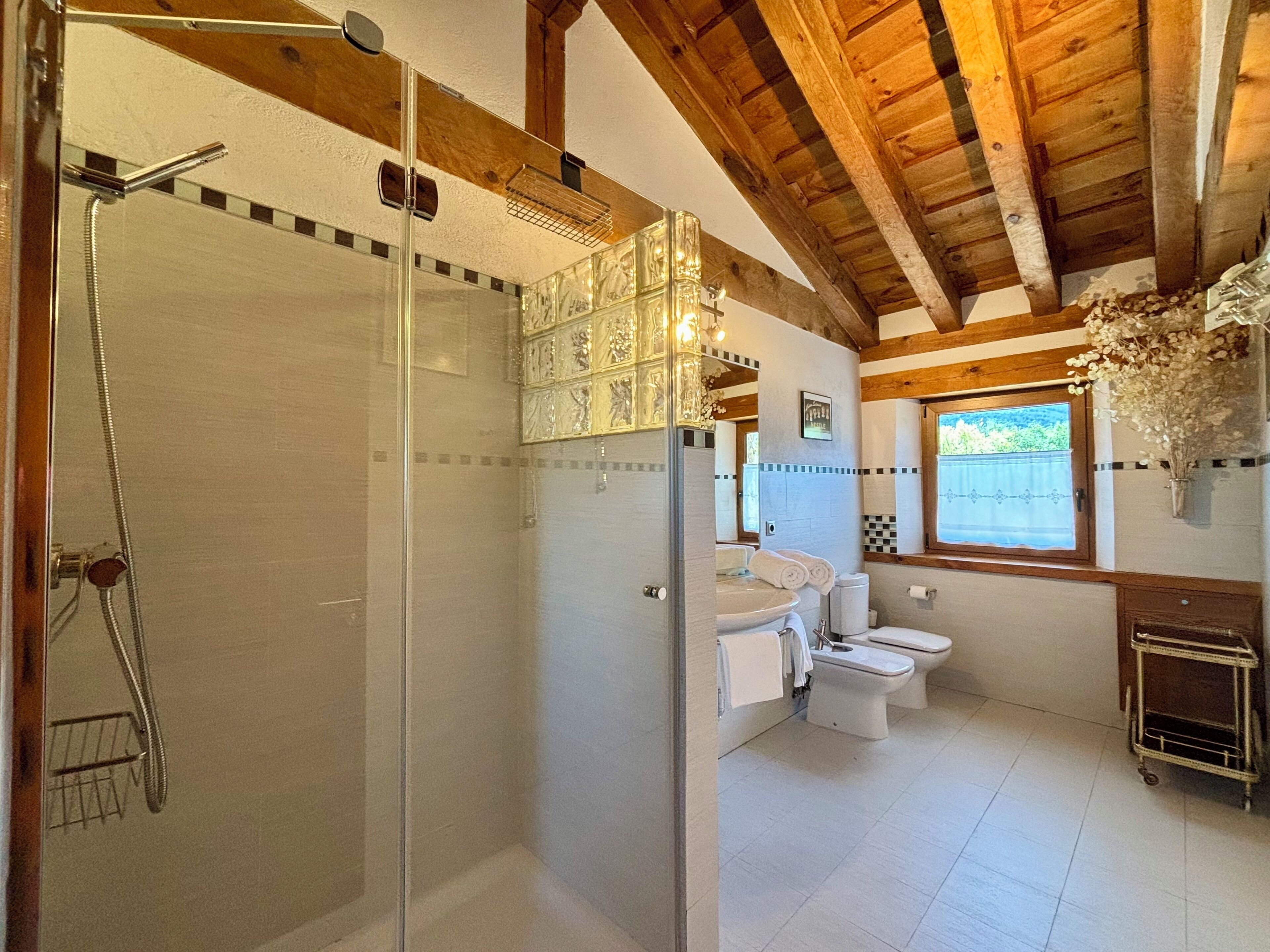 Douche, sèche-cheveux, bidet, serviettes fournies