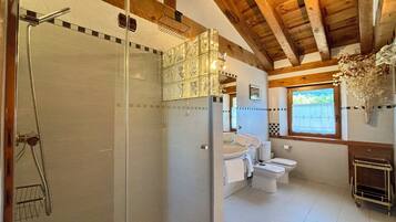 Douche, sĂšche-cheveux, bidet, serviettes fournies