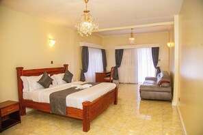 5 slaapkamers, een bureau, een strijkplank/strijkijzer, wifi