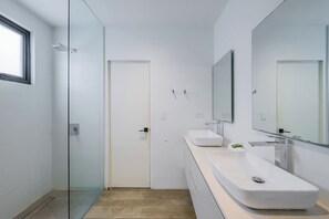 Shower, hair dryer, towels, shampoo