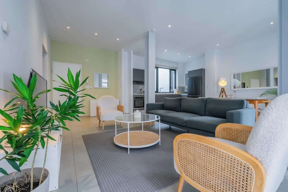 Televisión y oficina 