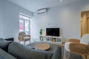 TV, offices - w*| Sublime 2BR w/ Rooftop Pool In Casco Antiguo (Panamá)