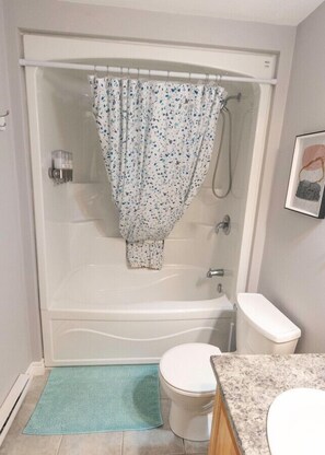 Sèche-cheveux, serviettes fournies