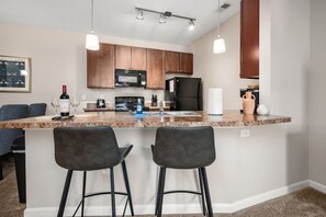 冷蔵庫、電子レンジ、オーブン、コンロ