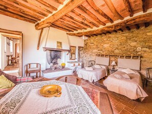 Room - 2 houses with private pool 20km from Pisa, Lucca and 30 from the sea (Toscana)