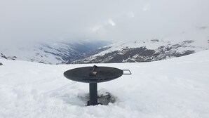 A grill in a snowy landscape with mountains in the background. - Center Val Thorens apartment 4 people (Les Belleville)