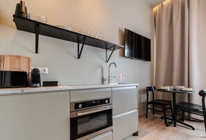 Réfrigérateur, four à micro-ondes, un four, surface de cuisson