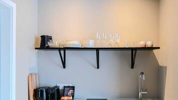 Frigorifero, microonde, forno, piano cottura