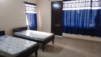 In-room safe, desk, laptop workspace, free WiFi
